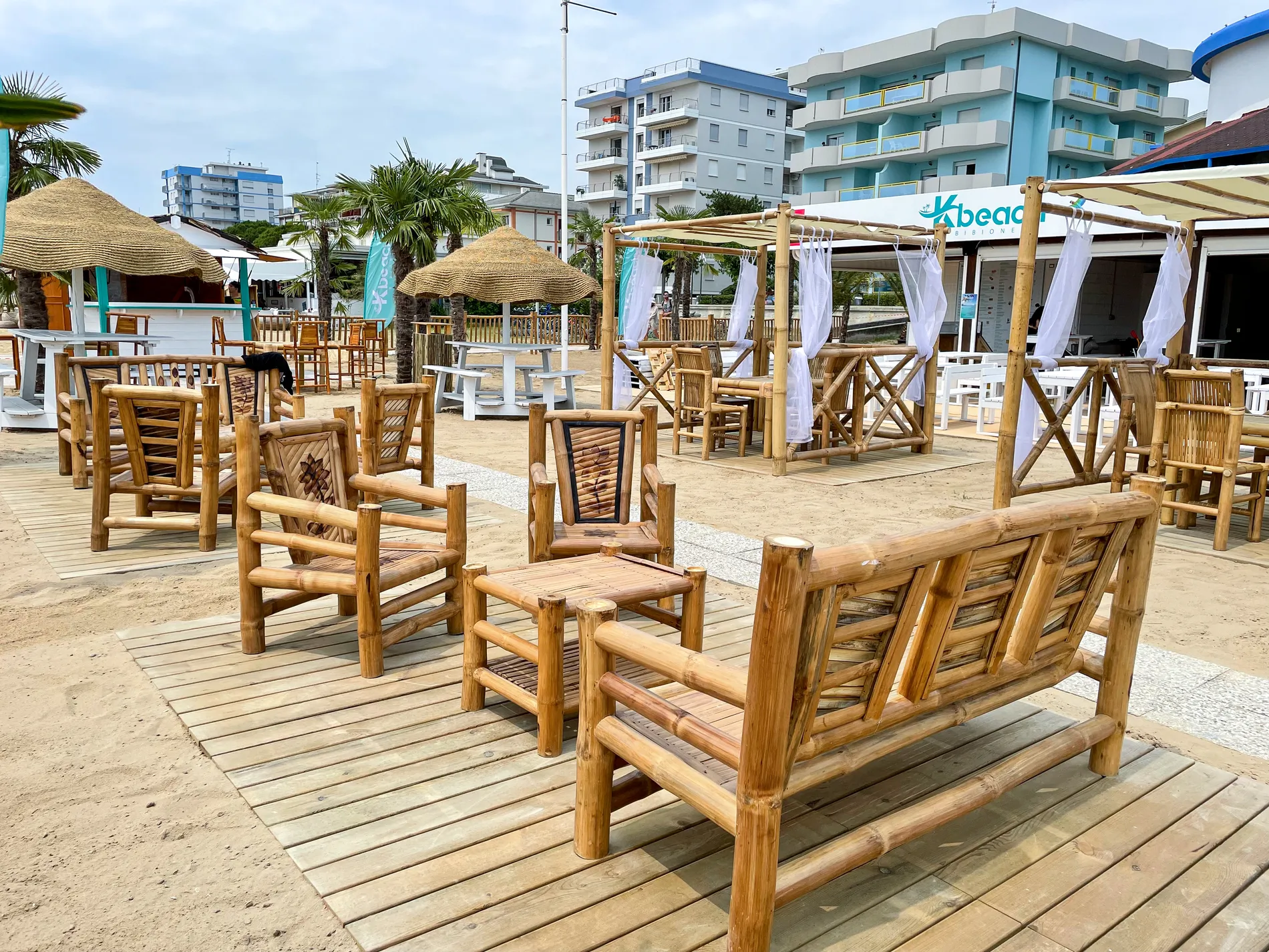 arredo-e-complementi-bamboo-canne-bambu-foglie-palma-canna-africana-gazebo-ombrelloni-chioschi-chiringuitos-verande-stabilimenti-balneari-lidi-ristoranti-spiagge-parchi-hotel-piscine-004