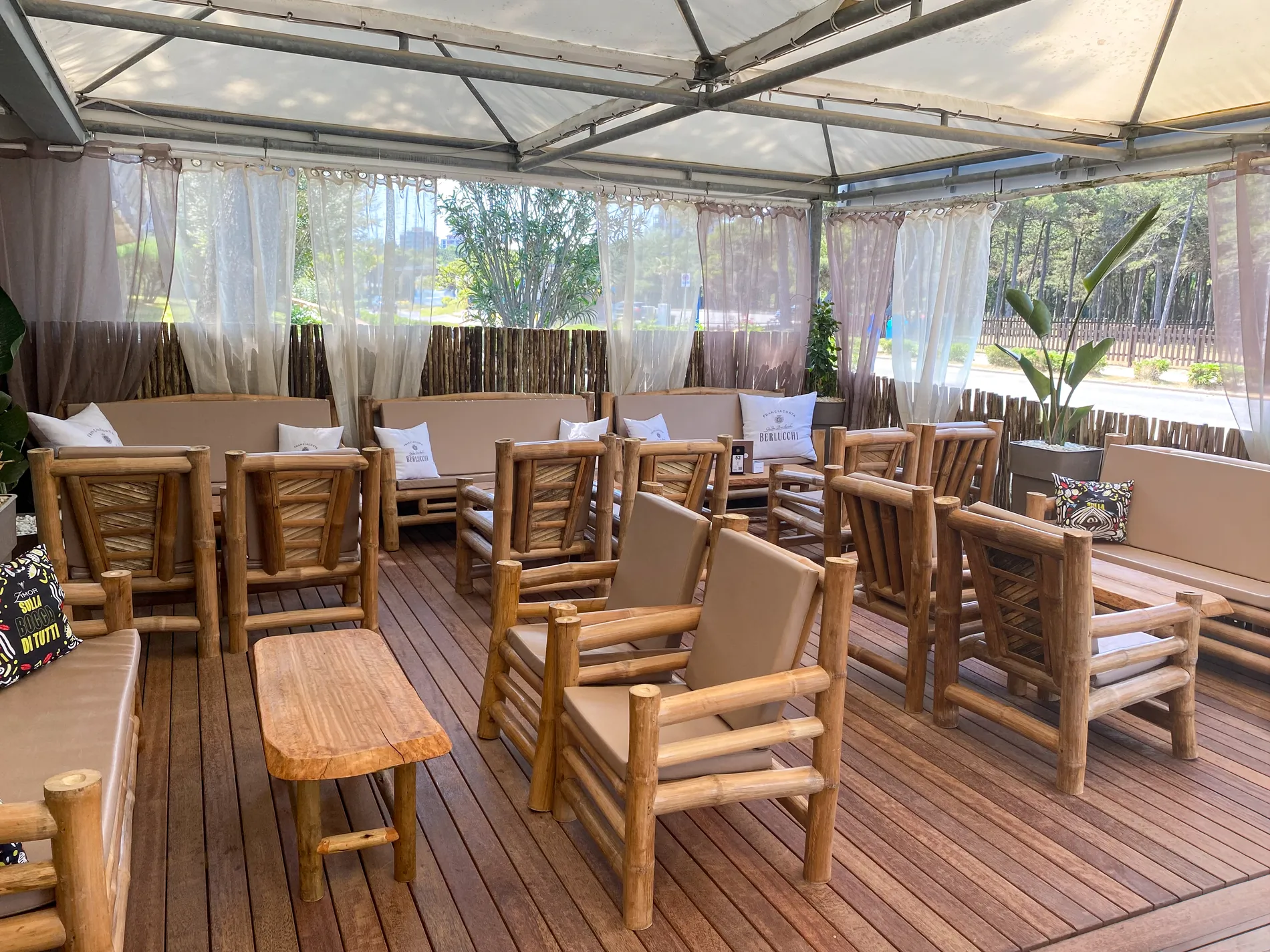 arredo-e-complementi-bamboo-canne-bambu-foglie-palma-canna-africana-gazebo-ombrelloni-chioschi-chiringuitos-verande-stabilimenti-balneari-lidi-ristoranti-spiagge-parchi-hotel-piscine-010