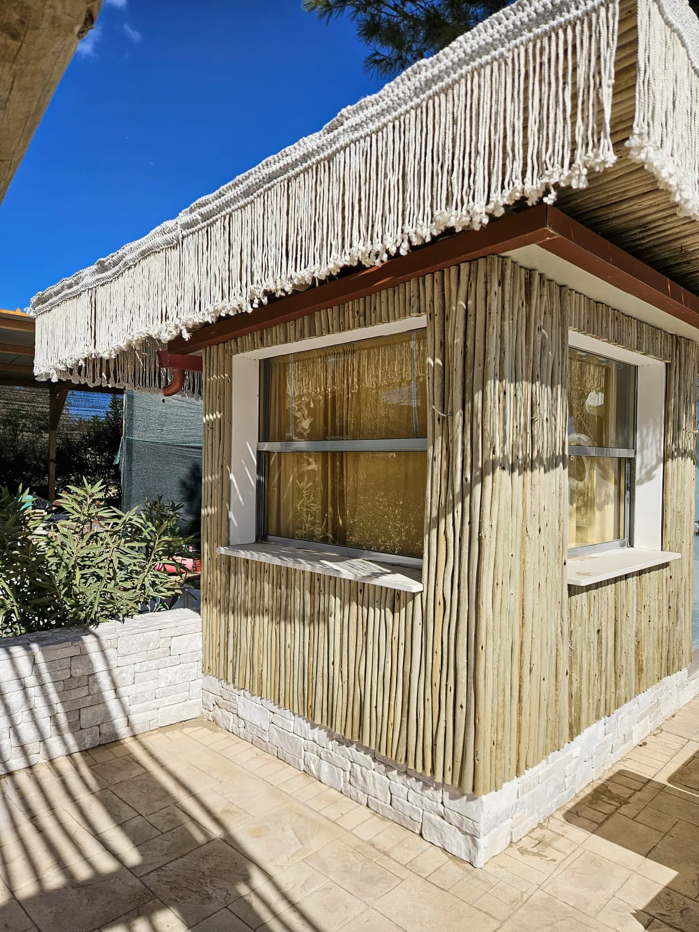 arredo-e-complementi-bamboo-canne-bambu-foglie-palma-canna-africana-gazebo-ombrelloni-chioschi-chiringuitos-verande-stabilimenti-balneari-lidi-ristoranti-spiagge-parchi-hotel-piscine-023