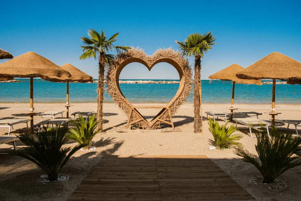 arredo-e-complementi-bamboo-canne-bambu-foglie-palma-canna-africana-gazebo-ombrelloni-chioschi-chiringuitos-verande-stabilimenti-balneari-lidi-ristoranti-spiagge-parchi-hotel-piscine-030