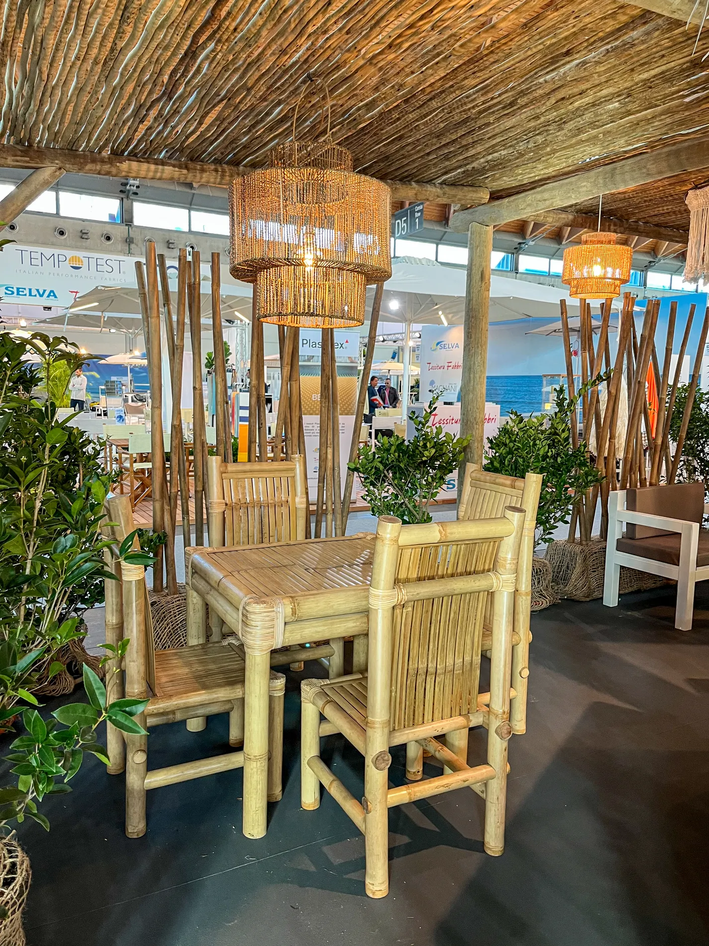 arredo-e-complementi-bamboo-canne-bambu-foglie-palma-canna-africana-gazebo-ombrelloni-chioschi-chiringuitos-verande-stabilimenti-balneari-lidi-ristoranti-spiagge-parchi-hotel-piscine-034