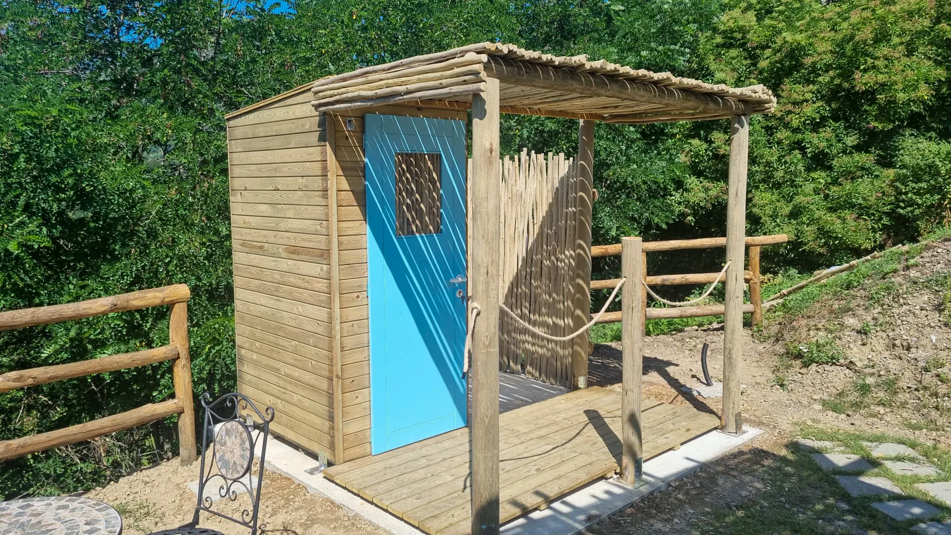 cabina-paglia-bamboo-canne-bambu-foglie-palma-canna-africana-gazebo-ombrelloni-chioschi-chiringuitos-verande-stabilimenti-balneari-lidi-ristoranti-spiagge-parchi-hotel-piscine-001