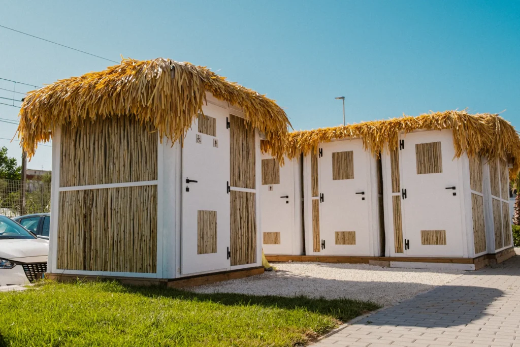 cabina-paglia-bamboo-canne-bambu-foglie-palma-canna-africana-gazebo-ombrelloni-chioschi-chiringuitos-verande-stabilimenti-balneari-lidi-ristoranti-spiagge-parchi-hotel-piscine-003