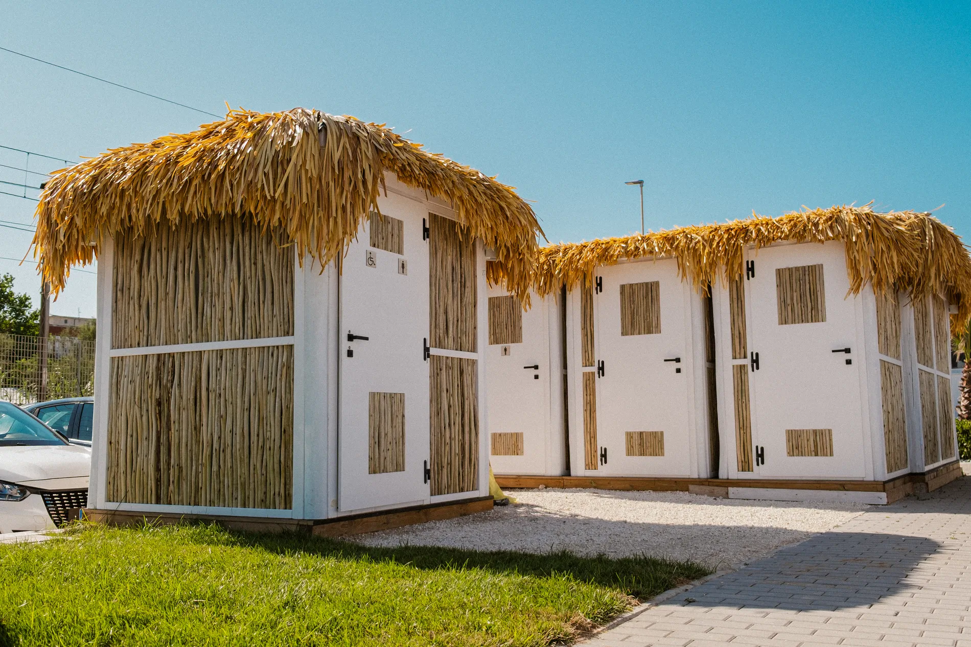 cabina-paglia-bamboo-canne-bambu-foglie-palma-canna-africana-gazebo-ombrelloni-chioschi-chiringuitos-verande-stabilimenti-balneari-lidi-ristoranti-spiagge-parchi-hotel-piscine-003