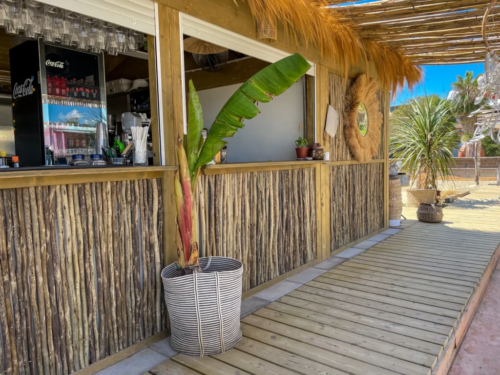 chioschi-bar-chiringuitos-mare-spiaggia-legno-bamboo-eucalipto-stile-etnico-esotico-stabilimenti-balneari-lidi-ristoranti-spiagge-parchi-hotel-piscine-005