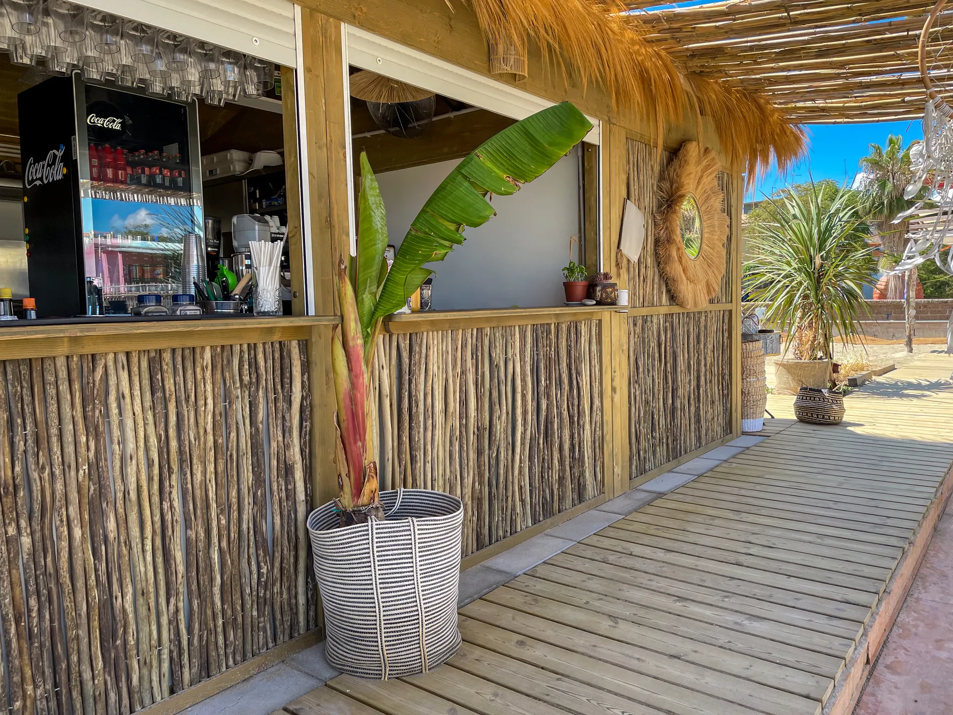 chioschi-bar-chiringuitos-mare-spiaggia-legno-bamboo-eucalipto-stile-etnico-esotico-stabilimenti-balneari-lidi-ristoranti-spiagge-parchi-hotel-piscine-005