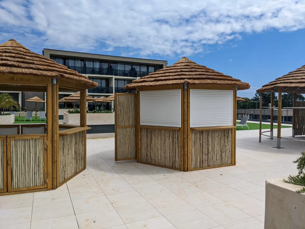 chioschi-bar-chiringuitos-mare-spiaggia-legno-bamboo-eucalipto-stile-etnico-esotico-stabilimenti-balneari-lidi-ristoranti-spiagge-parchi-hotel-piscine-008