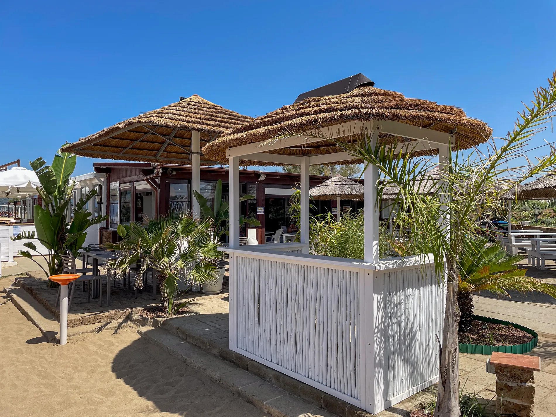 chioschi-bar-chiringuitos-mare-spiaggia-legno-bamboo-eucalipto-stile-etnico-esotico-stabilimenti-balneari-lidi-ristoranti-spiagge-parchi-hotel-piscine-009