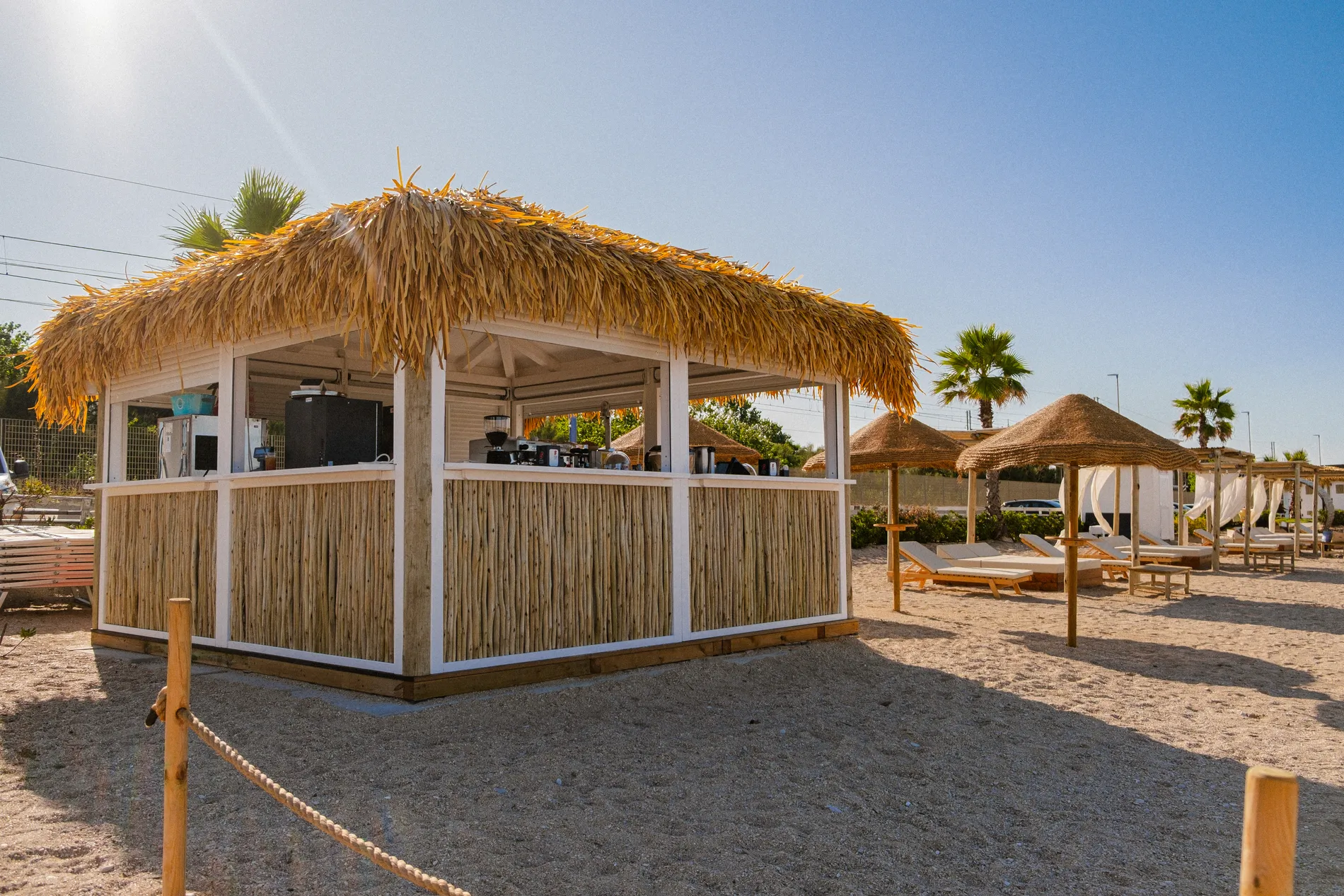 chioschi-bar-chiringuitos-mare-spiaggia-legno-bamboo-eucalipto-stile-etnico-esotico-stabilimenti-balneari-lidi-ristoranti-spiagge-parchi-hotel-piscine-013