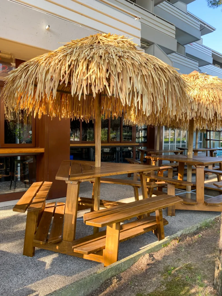 composizioni-paglia-bamboo-canne-bambu-foglie-palma-canna-africana-gazebo-ombrelloni-chioschi-chiringuitos-verande-stabilimenti-balneari-lidi-ristoranti-spiagge-parchi-hotel-piscine-001