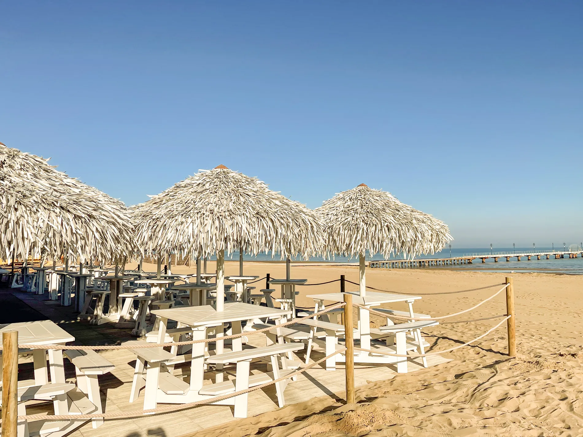 composizioni-paglia-bamboo-canne-bambu-foglie-palma-canna-africana-gazebo-ombrelloni-chioschi-chiringuitos-verande-stabilimenti-balneari-lidi-ristoranti-spiagge-parchi-hotel-piscine-002
