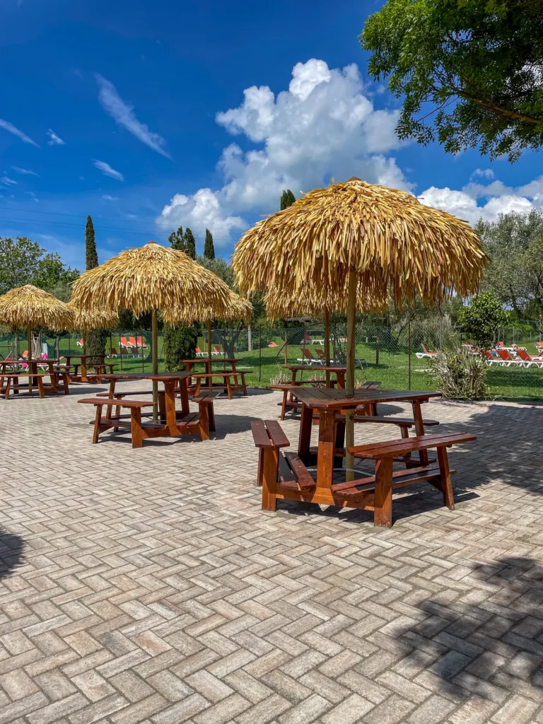 composizioni-paglia-bamboo-canne-bambu-foglie-palma-canna-africana-gazebo-ombrelloni-chioschi-chiringuitos-verande-stabilimenti-balneari-lidi-ristoranti-spiagge-parchi-hotel-piscine-005