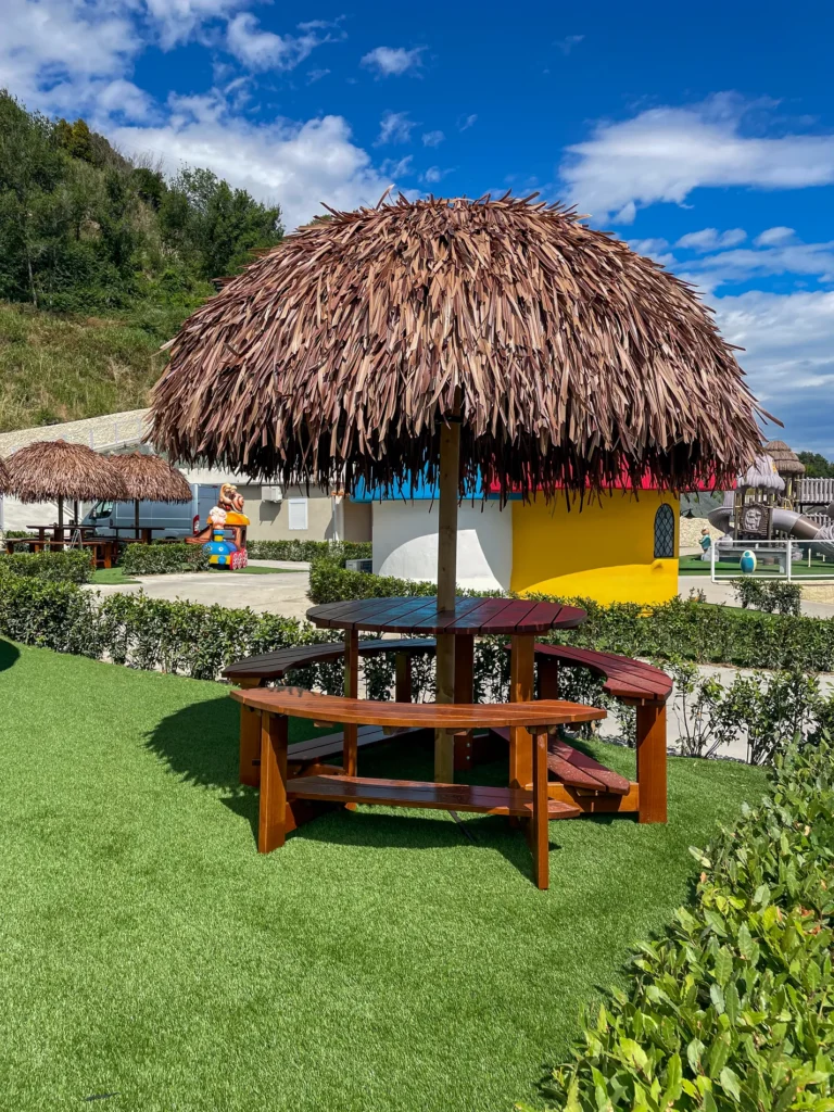 composizioni-paglia-bamboo-canne-bambu-foglie-palma-canna-africana-gazebo-ombrelloni-chioschi-chiringuitos-verande-stabilimenti-balneari-lidi-ristoranti-spiagge-parchi-hotel-piscine-007