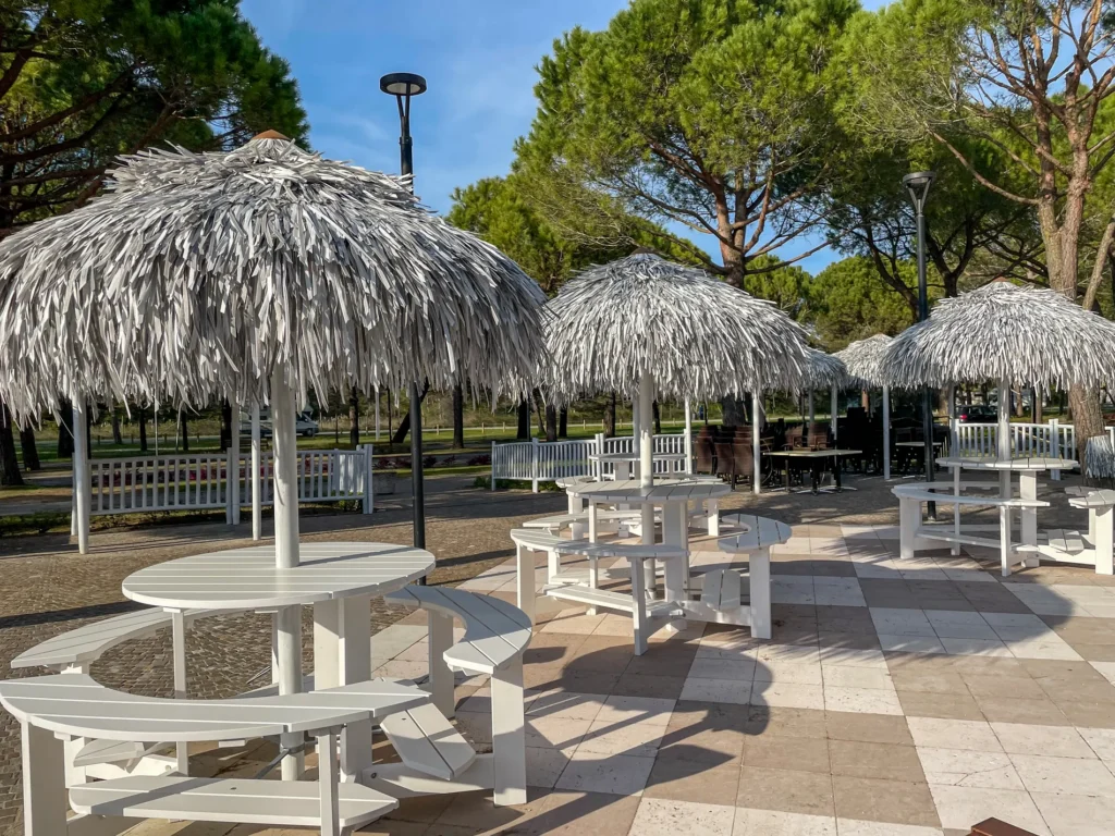 composizioni-paglia-bamboo-canne-bambu-foglie-palma-canna-africana-gazebo-ombrelloni-chioschi-chiringuitos-verande-stabilimenti-balneari-lidi-ristoranti-spiagge-parchi-hotel-piscine-008