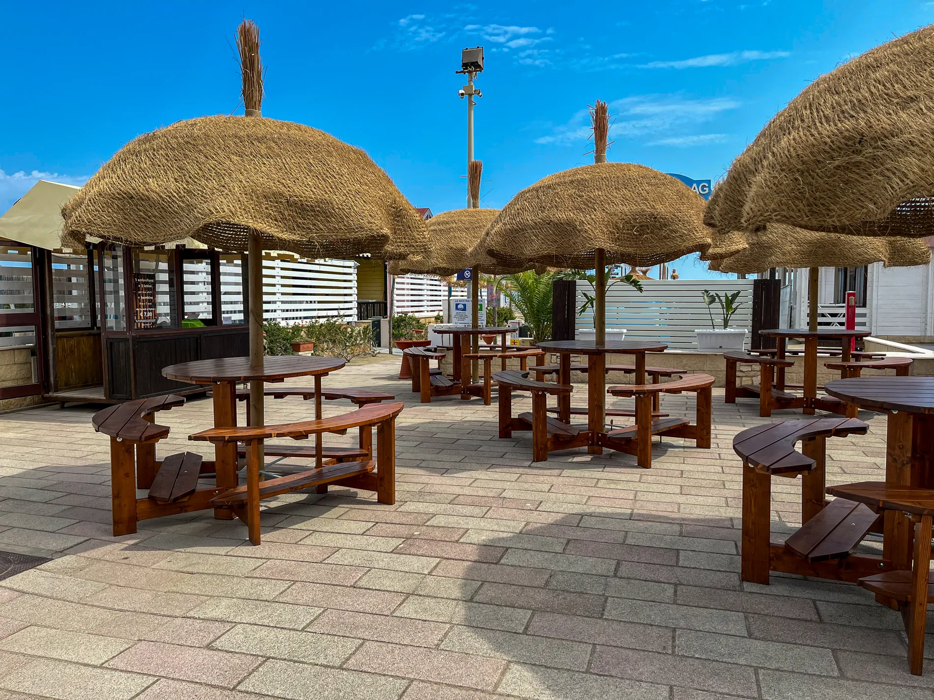 composizioni-paglia-bamboo-canne-bambu-foglie-palma-canna-africana-gazebo-ombrelloni-chioschi-chiringuitos-verande-stabilimenti-balneari-lidi-ristoranti-spiagge-parchi-hotel-piscine-009