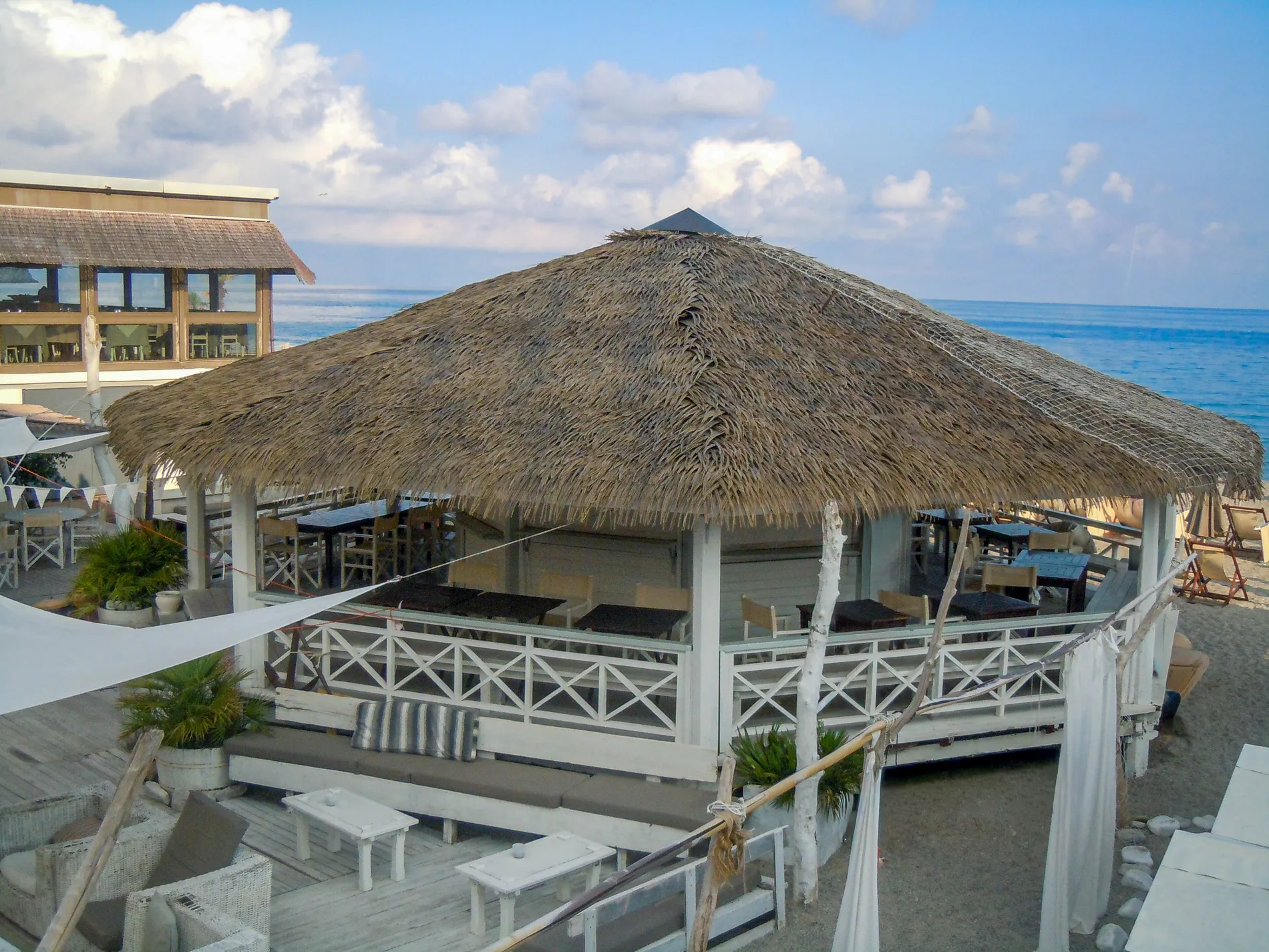 coperture-paglia-bamboo-canne-bambu-foglie-palma-canna-africana-gazebo-ombrelloni-chioschi-chiringuitos-verande-stabilimenti-balneari-lidi-ristoranti-spiagge-parchi-hotel-piscine-008