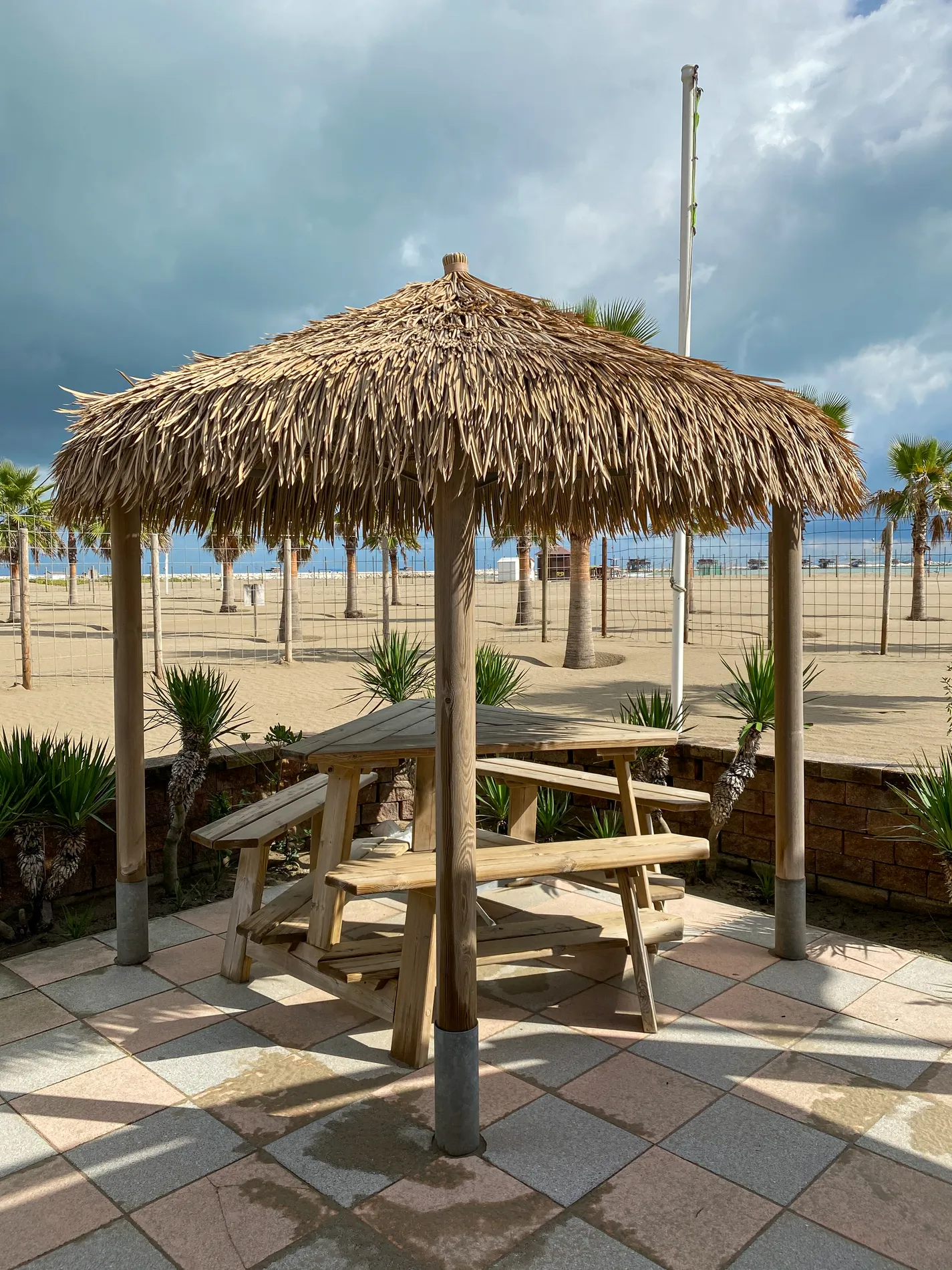 coperture-paglia-bamboo-canne-bambu-foglie-palma-canna-africana-gazebo-ombrelloni-chioschi-chiringuitos-verande-stabilimenti-balneari-lidi-ristoranti-spiagge-parchi-hotel-piscine-019