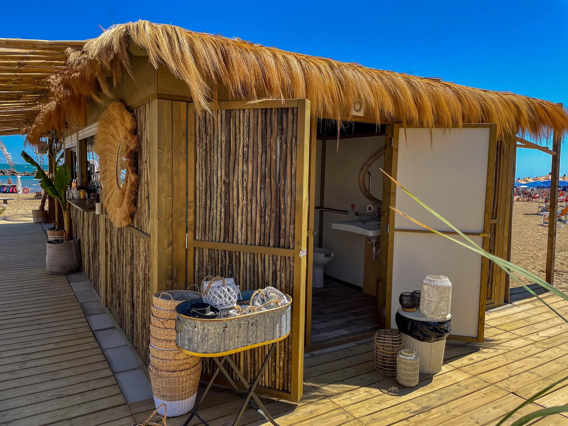 coperture-paglia-bamboo-canne-bambu-foglie-palma-canna-africana-gazebo-ombrelloni-chioschi-chiringuitos-verande-stabilimenti-balneari-lidi-ristoranti-spiagge-parchi-hotel-piscine-027