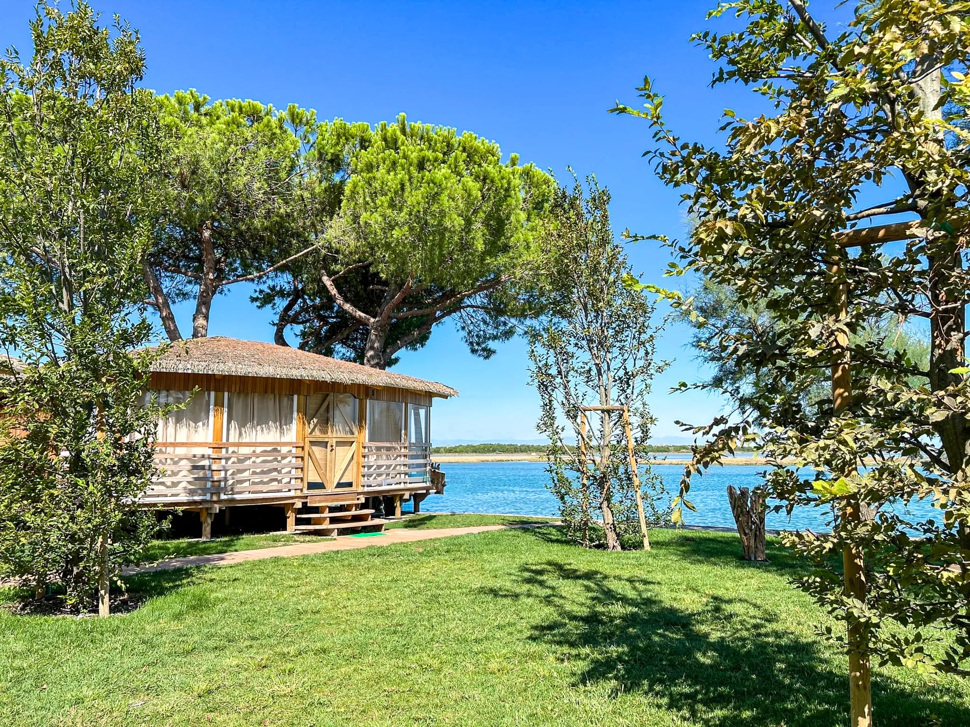 coperture-paglia-bamboo-canne-bambu-foglie-palma-canna-africana-gazebo-ombrelloni-chioschi-chiringuitos-verande-stabilimenti-balneari-lidi-ristoranti-spiagge-parchi-hotel-piscine-029