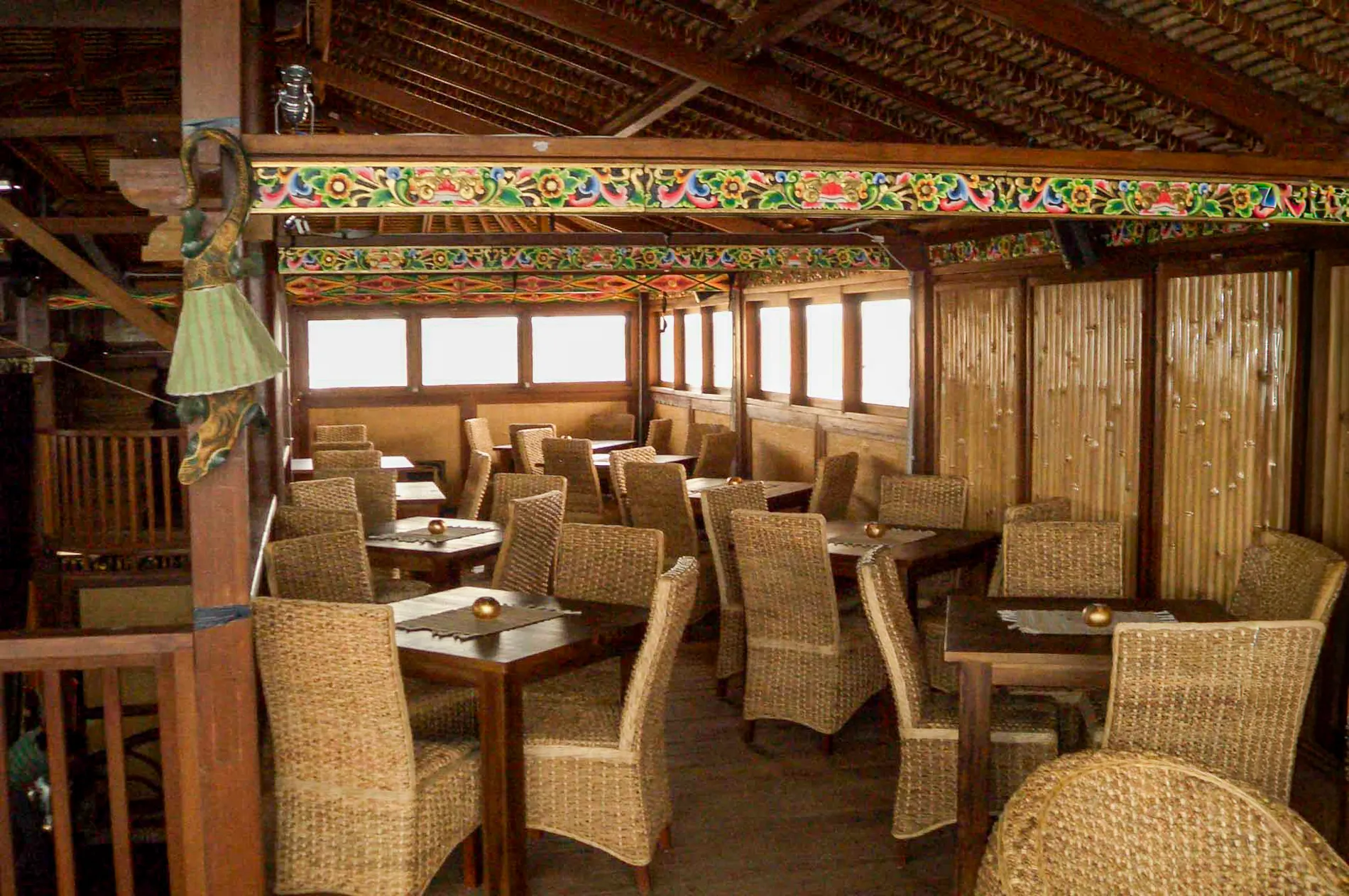 costruzione-paglia-bamboo-canne-bambu-foglie-palma-canna-africana-gazebo-ombrelloni-chioschi-chiringuitos-verande-stabilimenti-balneari-lidi-ristoranti-spiagge-parchi-hotel-piscine-001