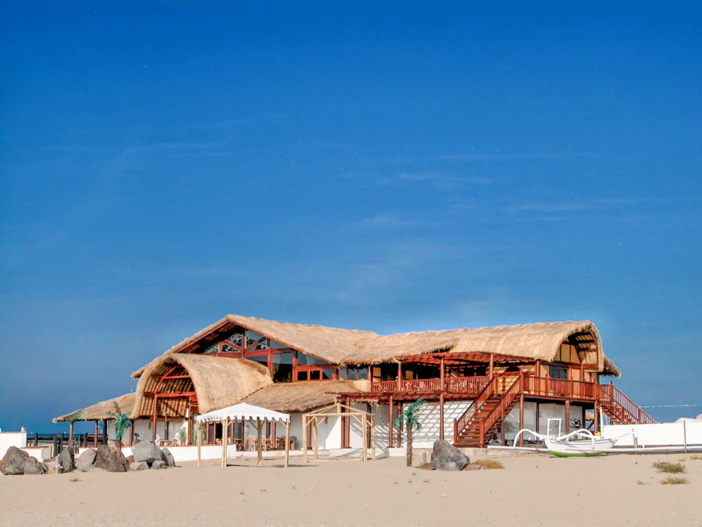 costruzione-paglia-bamboo-canne-bambu-foglie-palma-canna-africana-gazebo-ombrelloni-chioschi-chiringuitos-verande-stabilimenti-balneari-lidi-ristoranti-spiagge-parchi-hotel-piscine-002