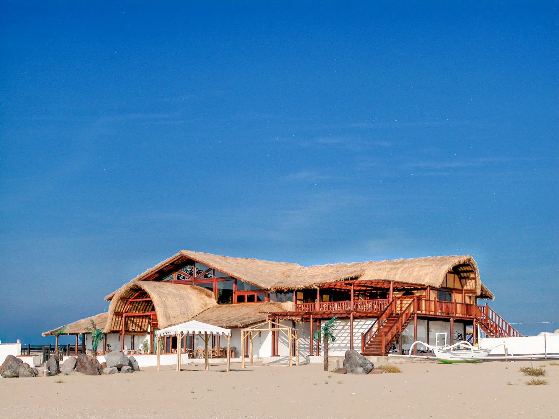 costruzione-paglia-bamboo-canne-bambu-foglie-palma-canna-africana-gazebo-ombrelloni-chioschi-chiringuitos-verande-stabilimenti-balneari-lidi-ristoranti-spiagge-parchi-hotel-piscine-002