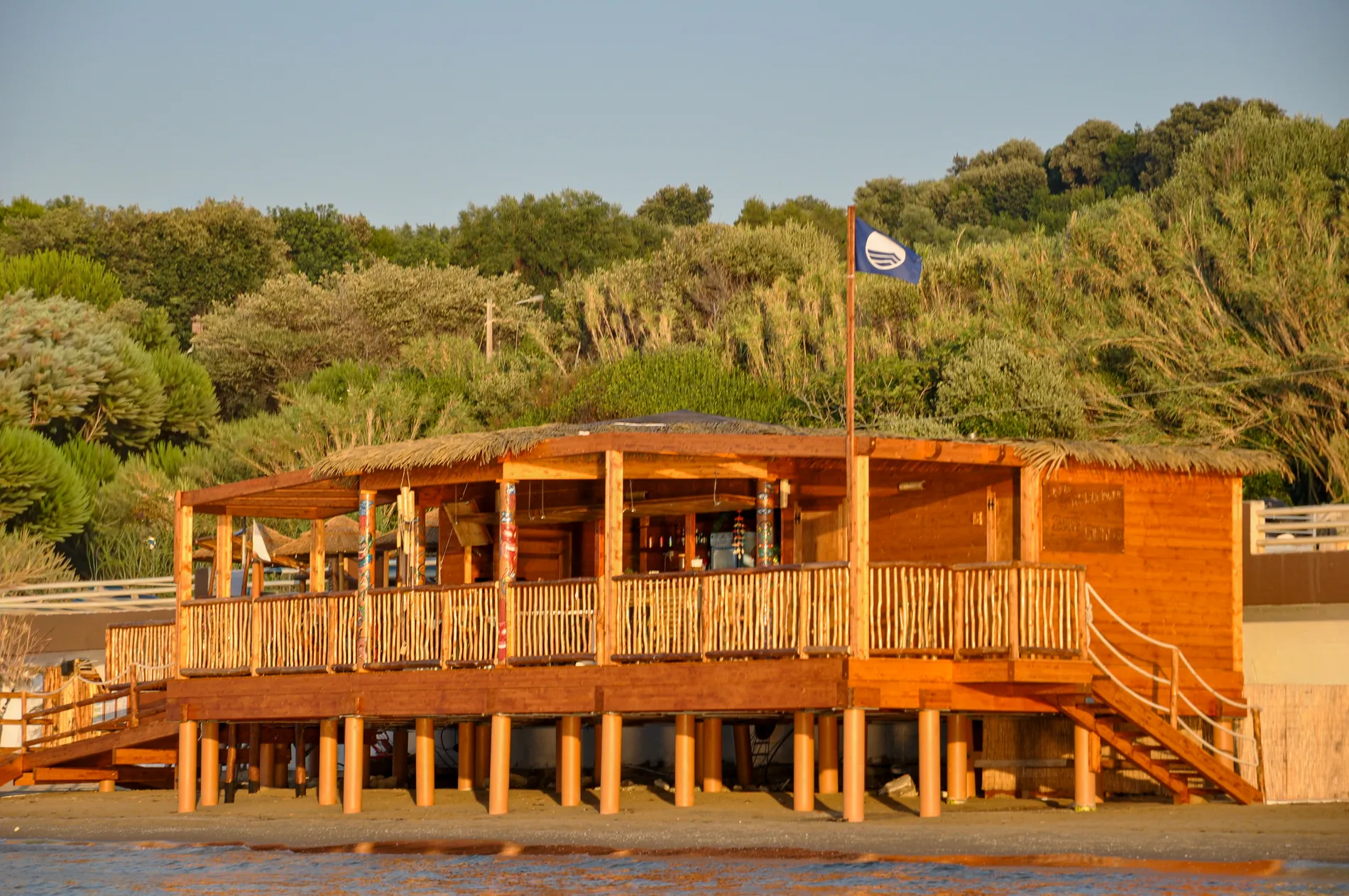 costruzione-paglia-bamboo-canne-bambu-foglie-palma-canna-africana-gazebo-ombrelloni-chioschi-chiringuitos-verande-stabilimenti-balneari-lidi-ristoranti-spiagge-parchi-hotel-piscine-004