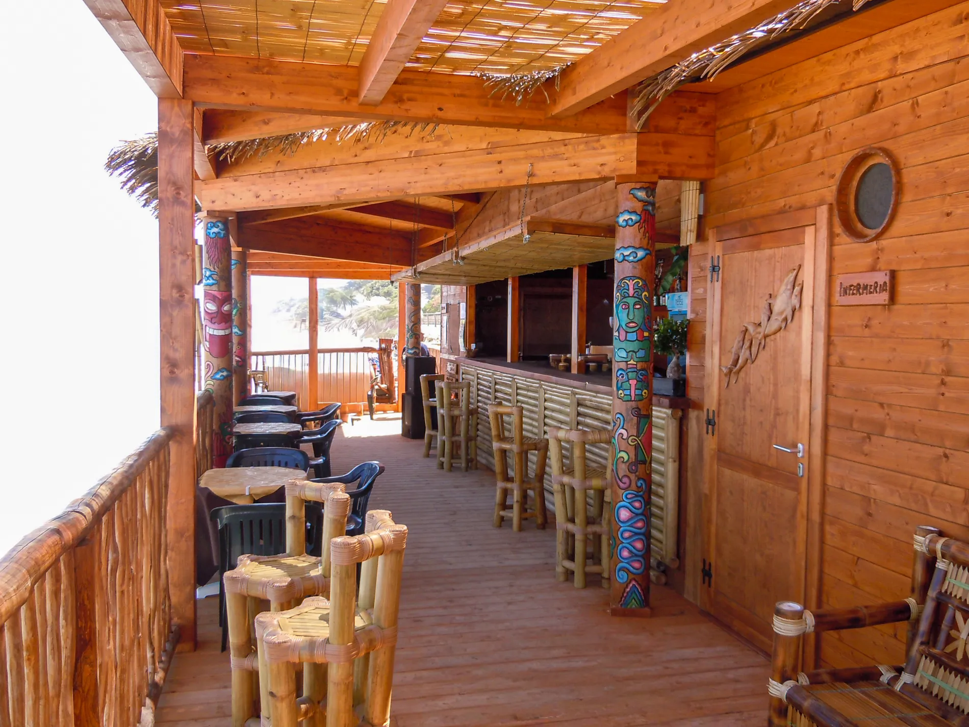 costruzione-paglia-bamboo-canne-bambu-foglie-palma-canna-africana-gazebo-ombrelloni-chioschi-chiringuitos-verande-stabilimenti-balneari-lidi-ristoranti-spiagge-parchi-hotel-piscine-005