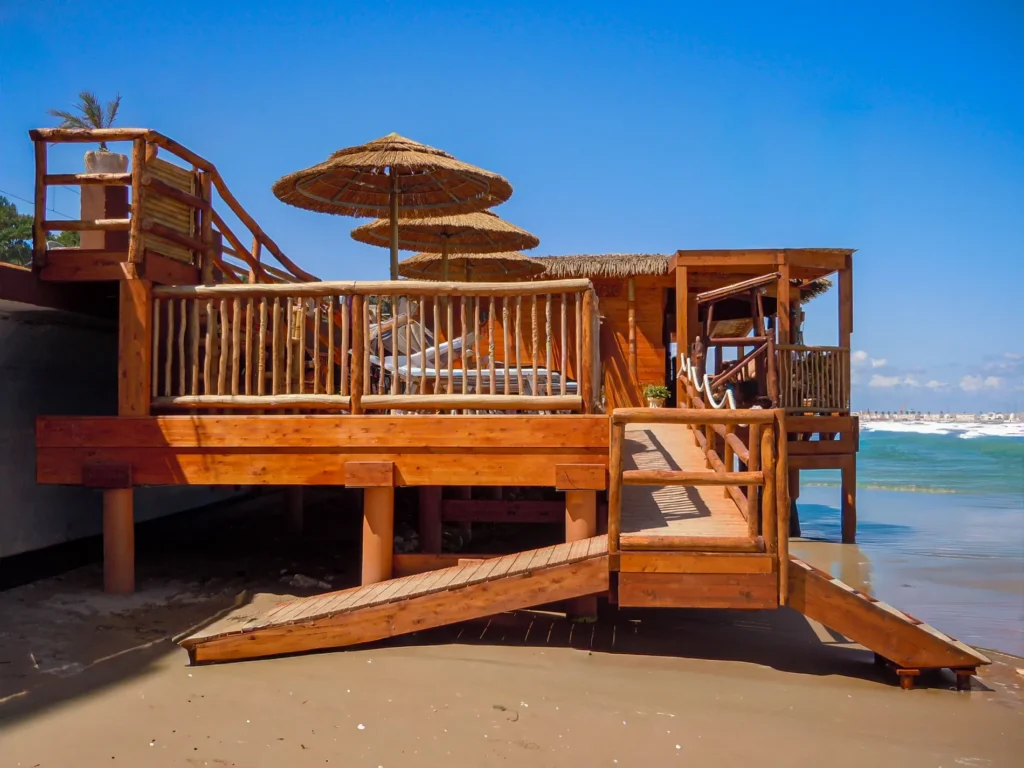 costruzione-paglia-bamboo-canne-bambu-foglie-palma-canna-africana-gazebo-ombrelloni-chioschi-chiringuitos-verande-stabilimenti-balneari-lidi-ristoranti-spiagge-parchi-hotel-piscine-006