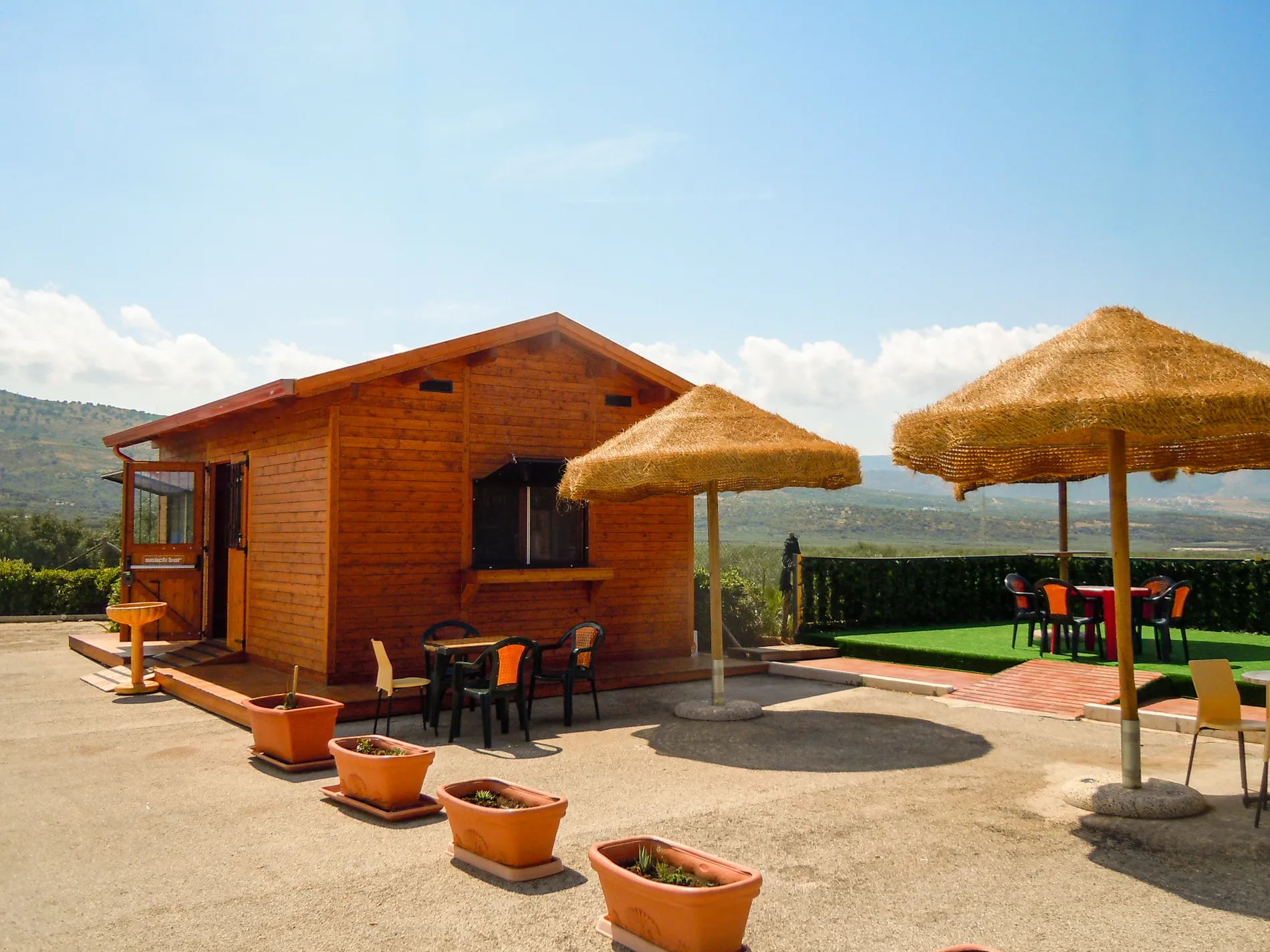 costruzione-paglia-bamboo-canne-bambu-foglie-palma-canna-africana-gazebo-ombrelloni-chioschi-chiringuitos-verande-stabilimenti-balneari-lidi-ristoranti-spiagge-parchi-hotel-piscine-007