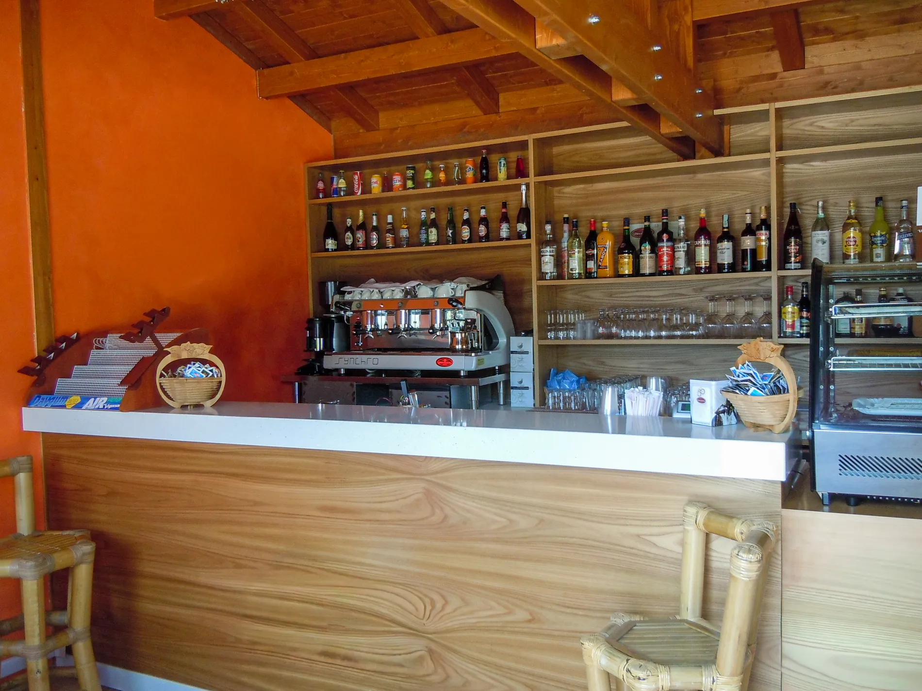 costruzione-paglia-bamboo-canne-bambu-foglie-palma-canna-africana-gazebo-ombrelloni-chioschi-chiringuitos-verande-stabilimenti-balneari-lidi-ristoranti-spiagge-parchi-hotel-piscine-008