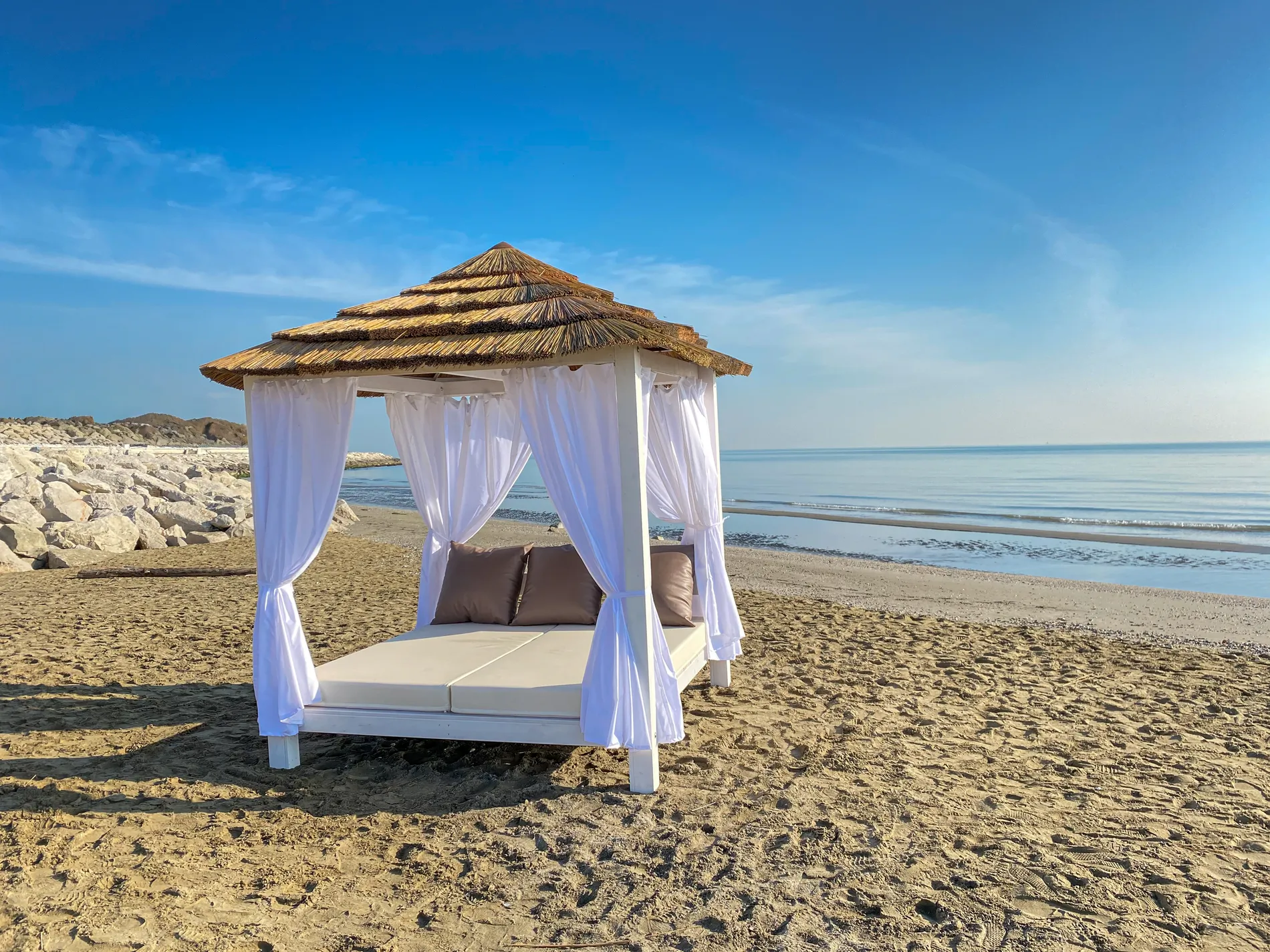 gazebo-bamboo-canne-bambu-legno-eucalipto-tetto-paglia-rotondo-squadrato-mare-spiaggia-stile-etnico-esotico-stabilimenti-balneari-lidi-ristoranti-spiagge-parchi-hotel-piscine-001