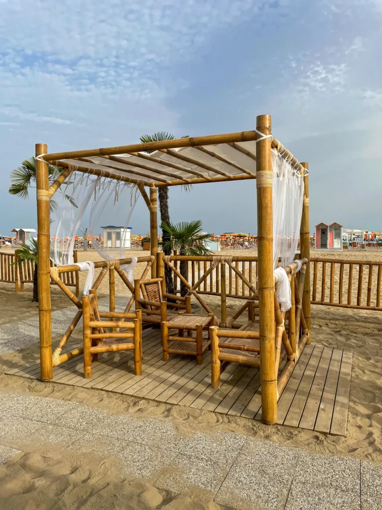 gazebo-bamboo-canne-bambu-legno-eucalipto-tetto-paglia-rotondo-squadrato-mare-spiaggia-stile-etnico-esotico-stabilimenti-balneari-lidi-ristoranti-spiagge-parchi-hotel-piscine-003