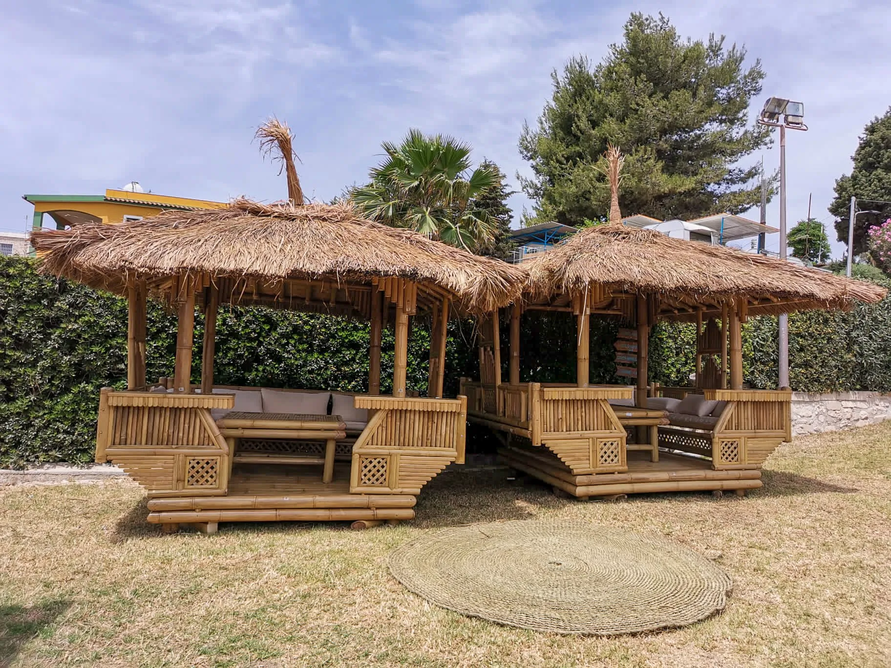 gazebo-bamboo-canne-bambu-legno-eucalipto-tetto-paglia-rotondo-squadrato-mare-spiaggia-stile-etnico-esotico-stabilimenti-balneari-lidi-ristoranti-spiagge-parchi-hotel-piscine-004