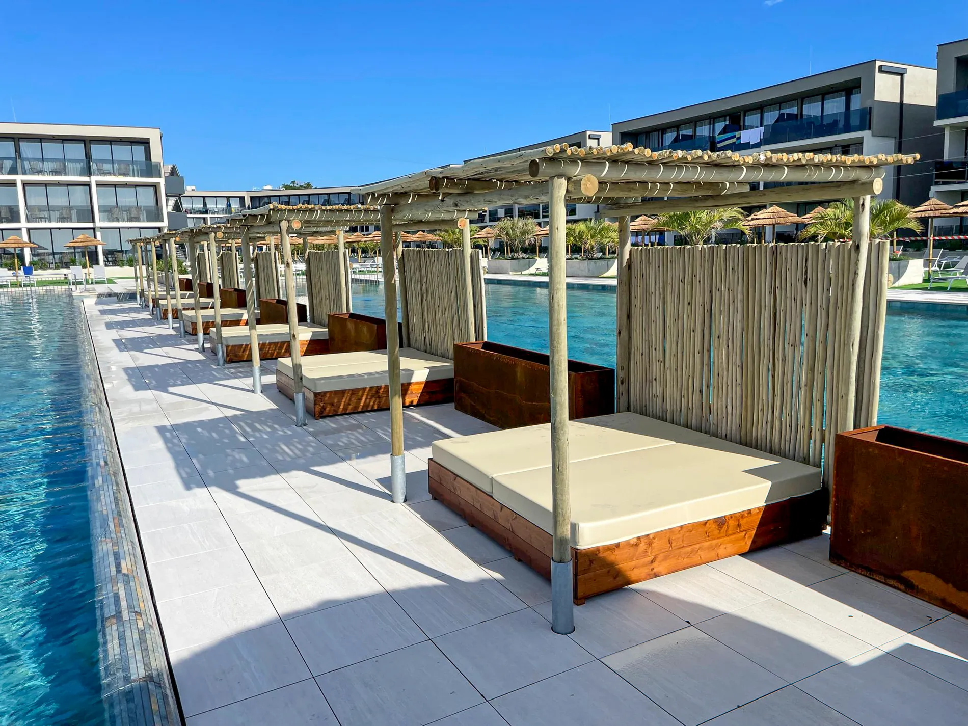gazebo-bamboo-canne-bambu-legno-eucalipto-tetto-paglia-rotondo-squadrato-mare-spiaggia-stile-etnico-esotico-stabilimenti-balneari-lidi-ristoranti-spiagge-parchi-hotel-piscine-006