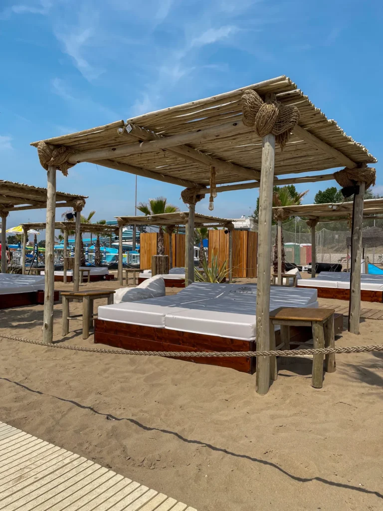 gazebo-bamboo-canne-bambu-legno-eucalipto-tetto-paglia-rotondo-squadrato-mare-spiaggia-stile-etnico-esotico-stabilimenti-balneari-lidi-ristoranti-spiagge-parchi-hotel-piscine-009