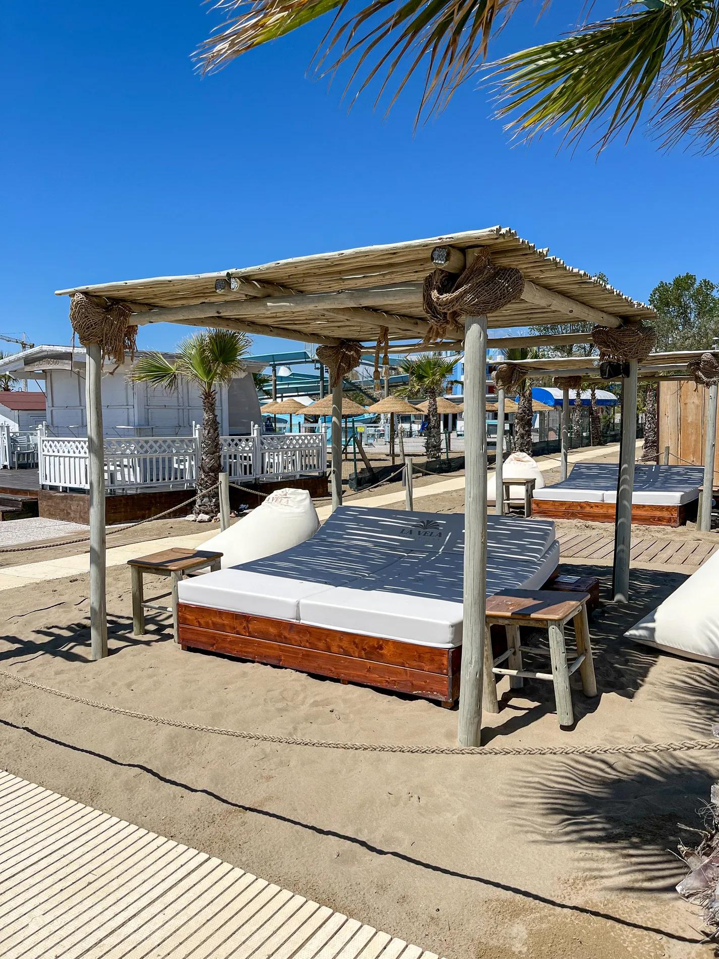gazebo-bamboo-canne-bambu-legno-eucalipto-tetto-paglia-rotondo-squadrato-mare-spiaggia-stile-etnico-esotico-stabilimenti-balneari-lidi-ristoranti-spiagge-parchi-hotel-piscine-011