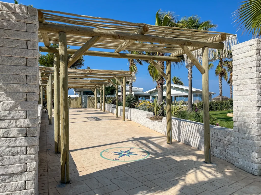 gazebo-bamboo-canne-bambu-legno-eucalipto-tetto-paglia-rotondo-squadrato-mare-spiaggia-stile-etnico-esotico-stabilimenti-balneari-lidi-ristoranti-spiagge-parchi-hotel-piscine-015