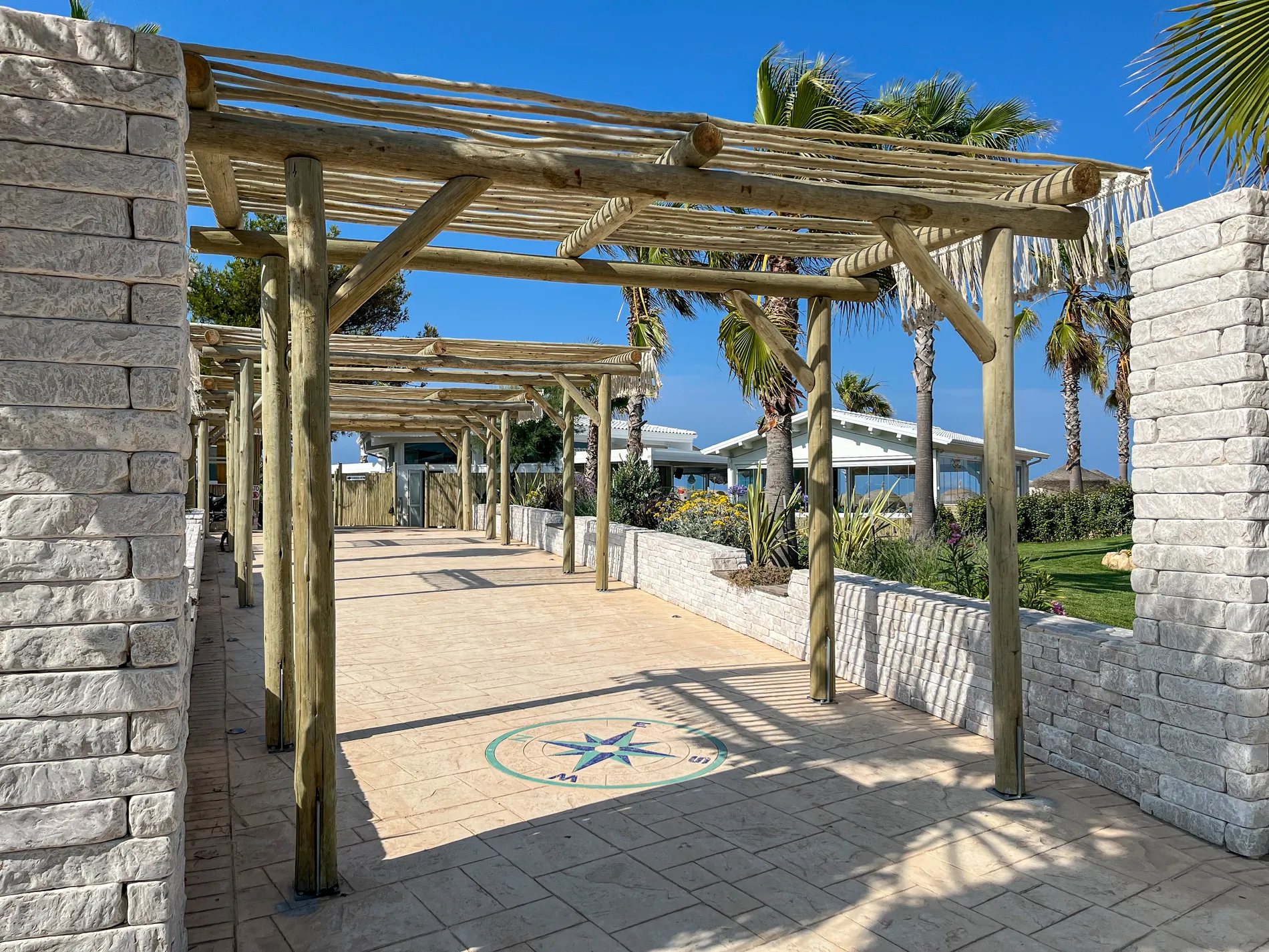 gazebo-bamboo-canne-bambu-legno-eucalipto-tetto-paglia-rotondo-squadrato-mare-spiaggia-stile-etnico-esotico-stabilimenti-balneari-lidi-ristoranti-spiagge-parchi-hotel-piscine-015