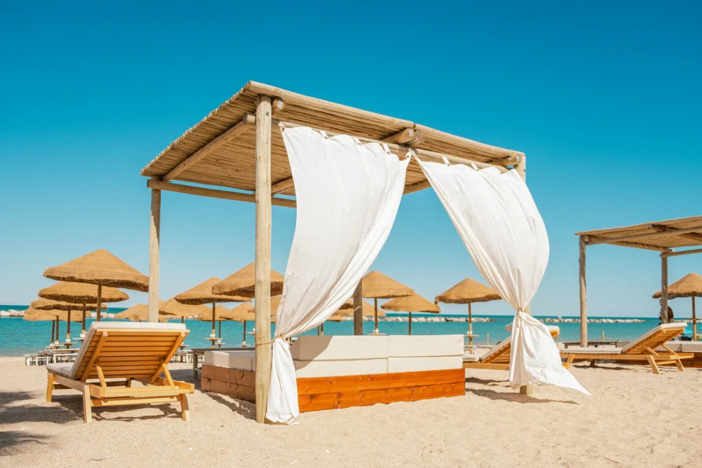 gazebo-bamboo-canne-bambu-legno-eucalipto-tetto-paglia-rotondo-squadrato-mare-spiaggia-stile-etnico-esotico-stabilimenti-balneari-lidi-ristoranti-spiagge-parchi-hotel-piscine-016