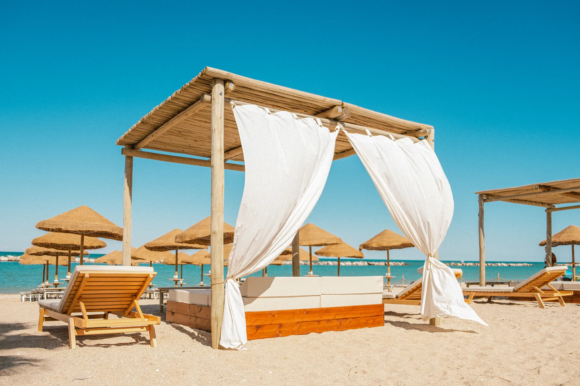gazebo-bamboo-canne-bambu-legno-eucalipto-tetto-paglia-rotondo-squadrato-mare-spiaggia-stile-etnico-esotico-stabilimenti-balneari-lidi-ristoranti-spiagge-parchi-hotel-piscine-016