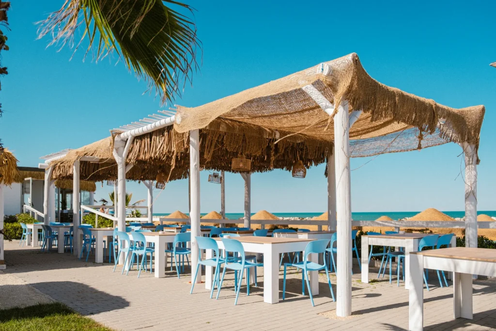 gazebo-bamboo-canne-bambu-legno-eucalipto-tetto-paglia-rotondo-squadrato-mare-spiaggia-stile-etnico-esotico-stabilimenti-balneari-lidi-ristoranti-spiagge-parchi-hotel-piscine-017