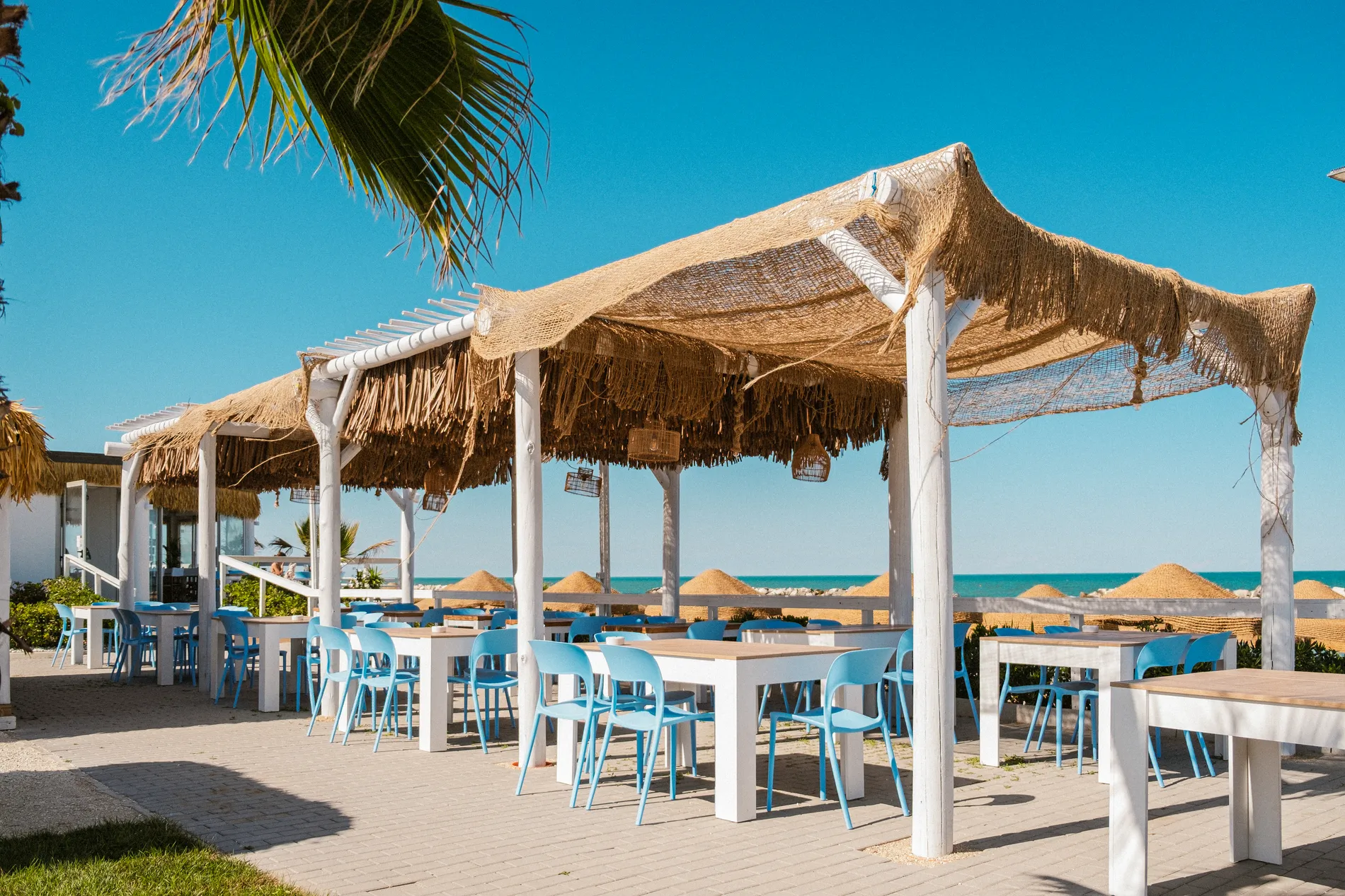 gazebo-bamboo-canne-bambu-legno-eucalipto-tetto-paglia-rotondo-squadrato-mare-spiaggia-stile-etnico-esotico-stabilimenti-balneari-lidi-ristoranti-spiagge-parchi-hotel-piscine-017