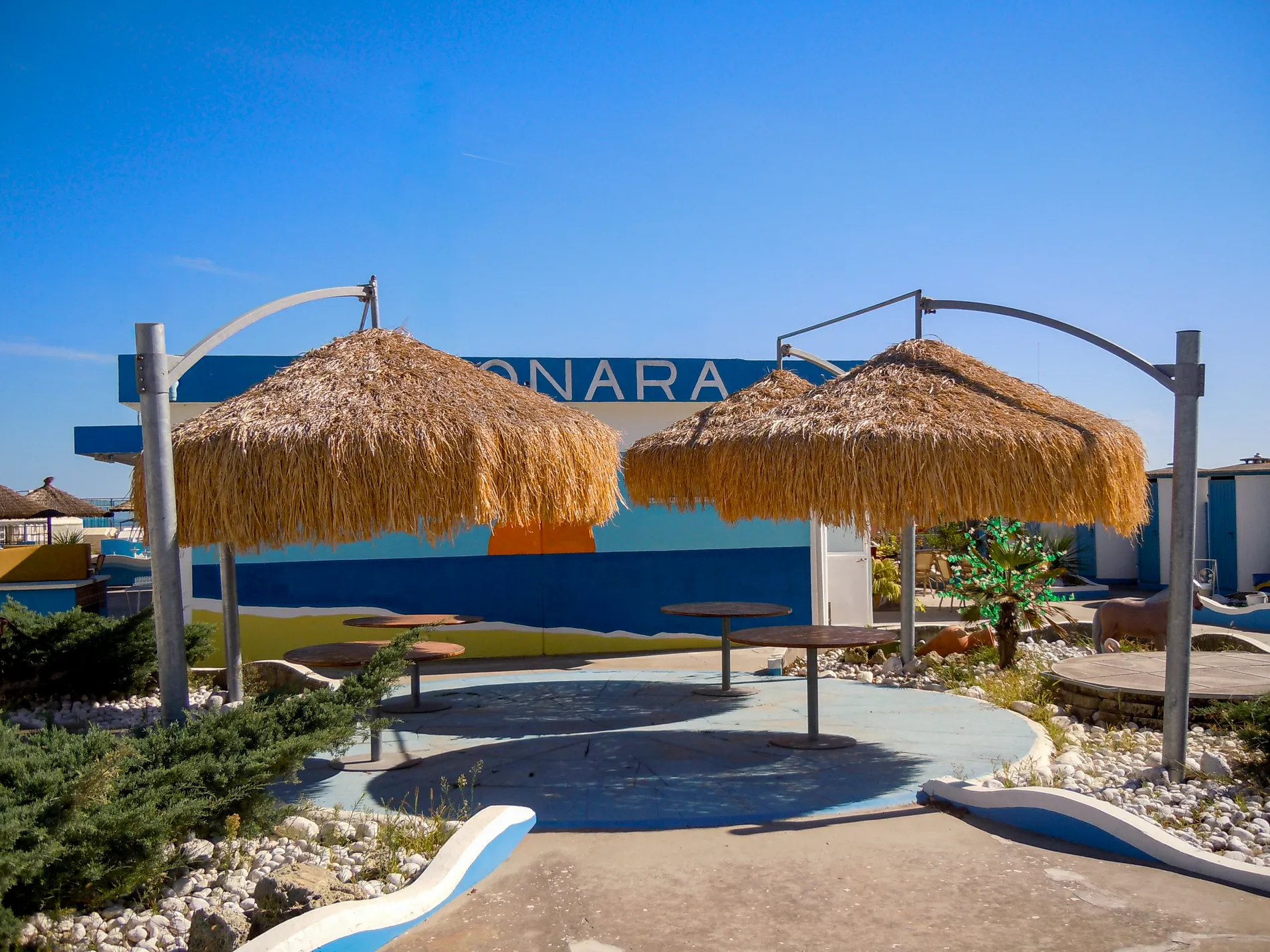 ombrellone-hawaiano-stile-hawaii-etnico-esotico-stabilimenti-balneari-lidi-ristoranti-spiagge-parchi-hotel-piscine-006