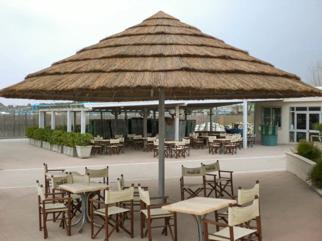 ombrelloni-africani-canna-africana-etnici-esotici-stabilimenti-balneari-lidi-ristoranti-spiagge-parchi-hotel-piscine-003