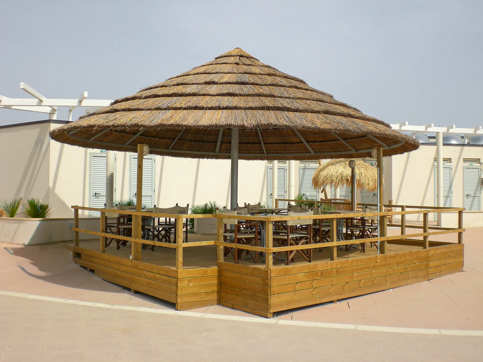 ombrelloni-africani-canna-africana-etnici-esotici-stabilimenti-balneari-lidi-ristoranti-spiagge-parchi-hotel-piscine-004