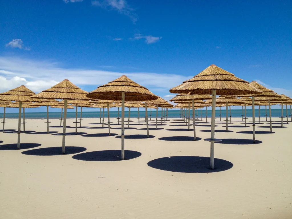 ombrelloni-africani-canna-africana-etnici-esotici-stabilimenti-balneari-lidi-ristoranti-spiagge-parchi-hotel-piscine-006