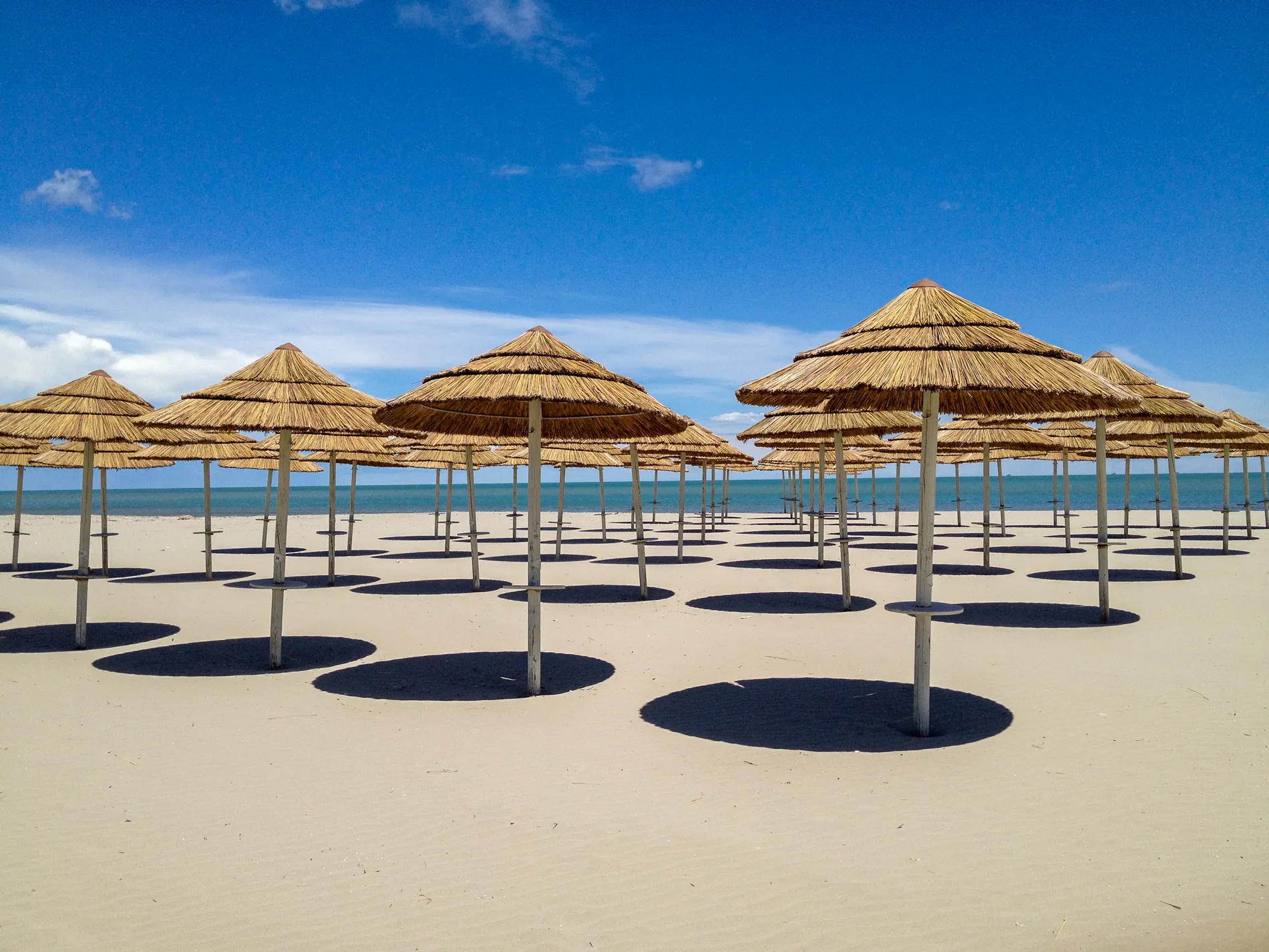 ombrelloni-africani-canna-africana-etnici-esotici-stabilimenti-balneari-lidi-ristoranti-spiagge-parchi-hotel-piscine-006
