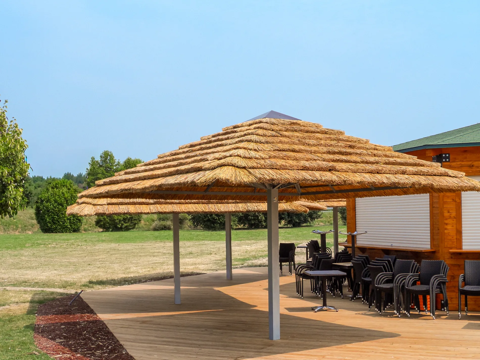 ombrelloni-africani-canna-africana-etnici-esotici-stabilimenti-balneari-lidi-ristoranti-spiagge-parchi-hotel-piscine-007