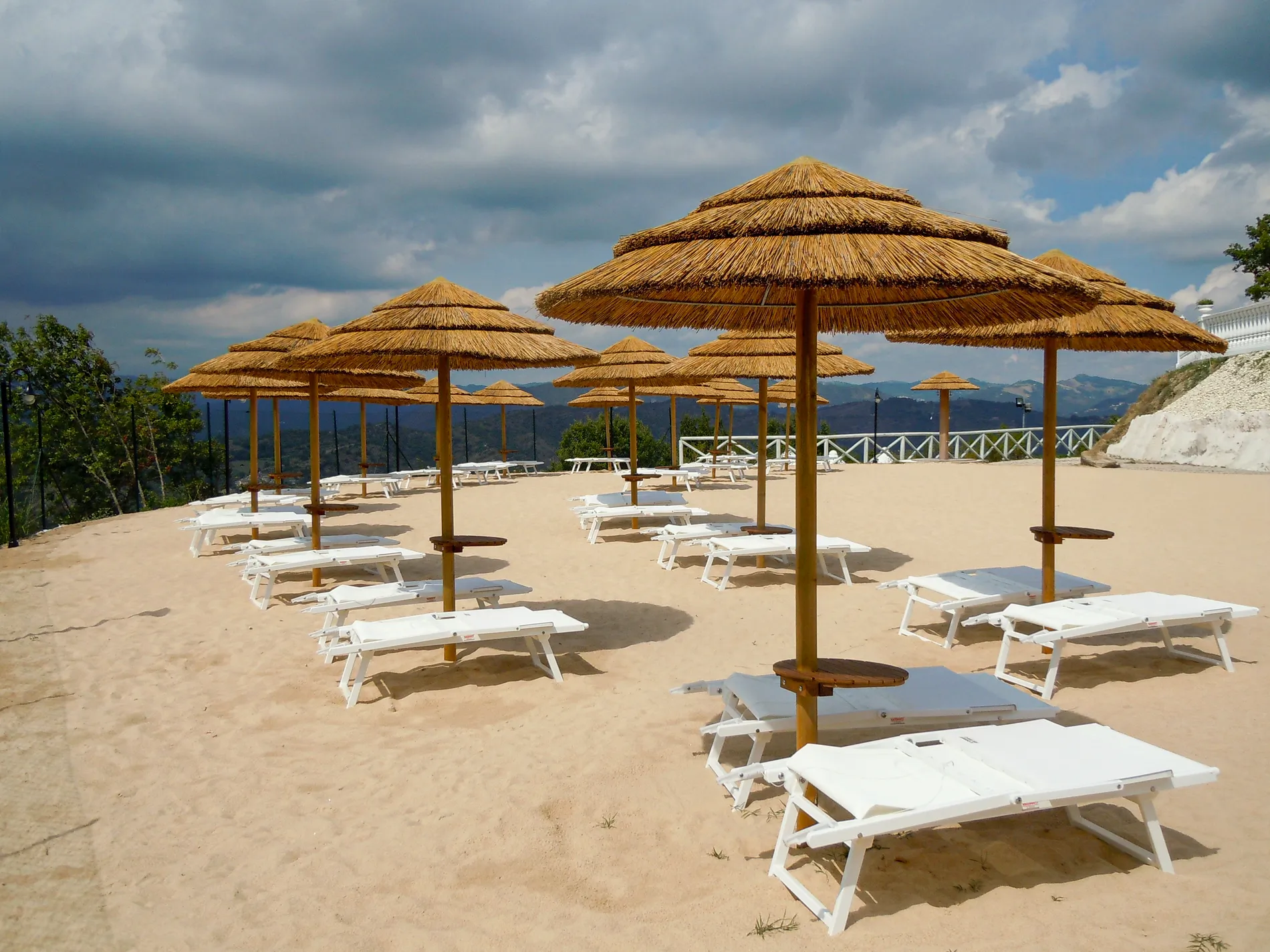 ombrelloni-africani-canna-africana-etnici-esotici-stabilimenti-balneari-lidi-ristoranti-spiagge-parchi-hotel-piscine-008